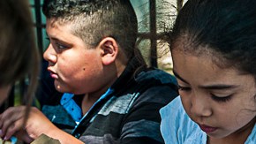 Niñas pintando en una actividad del Aula de Salud en 2015. Foto: Archivo