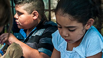 Niñas pintando en una actividad del Aula de Salud en 2015. Foto: Archivo