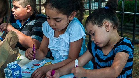 Niñas pintando en una actividad del Aula de Salud en 2015. Foto: Archivo