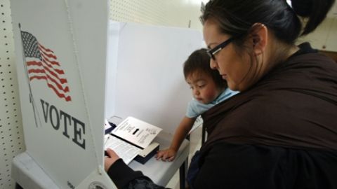 La iniciativa fue anunciada ayer y expande las oportunidades de los votantes para inscribirse en idiomas diferentes al inglés.