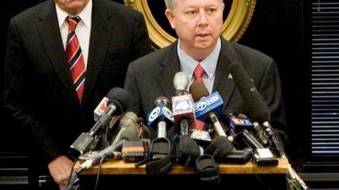 El gobernador de Nebraska, Dave Heineman comparece ante la prensa en Omaha, Nebraska.