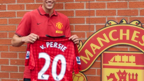 Robie van Persie presume su nueva camiseta.