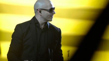 Pitbull dijo que  a través de su empresa, "Mr. 305 Inc" lanzará el nuevo disco de Ángel y Khriz.
