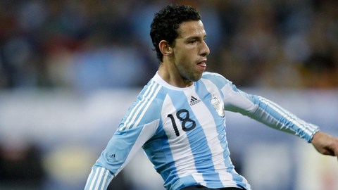 Maxi Rodríguez cuando defendía a la selección argentina en un partido contra España, en el estadio Vicente Calderón, del Atlético de Madrid.