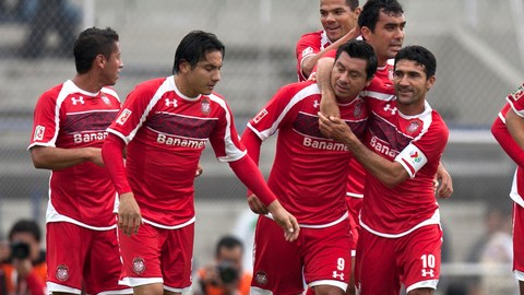 Juan Carlos Cacho (tercero desde la izquierda) es felicitado por sus compañeros del Toluca tras marcar el gol del triunfo sobre Pumas el domingo pasado.
