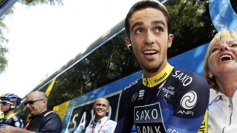 El ciclista español Alberto Contador (i), posa con una aficionada.