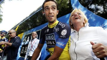 El ciclista español Alberto Contador (i), posa con una aficionada.