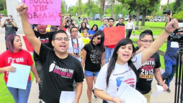 Joshua Montano y Deborah Robles protestan frente al capitolio en  Phoenix, contra la orden de la gobernadora de Arizona, Jan Brewer, de negar la licencia de conducir y otras prestaciones públicas a los jóvenes indocumentados.