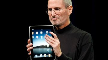 Steve Jobs con su iPad que fue robada de su casa en California junto con iPods, computadores Mac, joyas y su cartera.