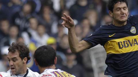 Guillermo Burdisso, de Boca, prosiguió con su costumbre de anotar en los partidos en que debuta. Ayer, abrió la cuenta en el primer minuto de juego.