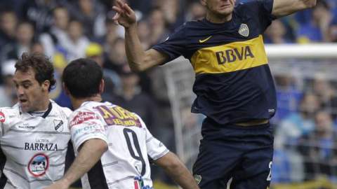 Guillermo Burdisso, de Boca, prosiguió con su costumbre de anotar en los partidos en que debuta. Ayer, abrió la cuenta en el primer minuto de juego.