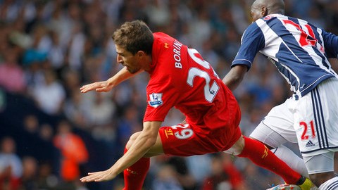 Eabio Borini, del Liverpool,    salta para tratar de evitar   contacto con Steve Reid del West Bromwich.