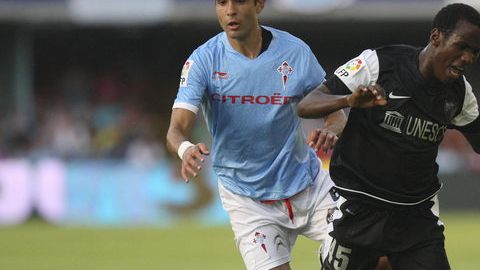 El camerunés de 16 años del  Málaga, Fabrice Olinga, vuela tras recibir una falta de Borja Ubiña del Celta de Vigo al que le anotó ayer.
