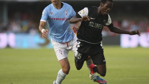 El camerunés de 16 años del Málaga, Fabrice Olinga, vuela tras recibir una falta de Borja Ubiña del Celta de Vigo al que le anotó ayer.