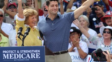 Paul Ryan, aspirante republicano a la vicepresidencia de Estados Unidos, con su madre, Betty, en campaña en Florida.