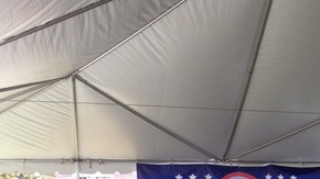 Los jóvenes levantan las manos cuando Angélica Salas, de CHIRLA,  pregunta  quiénes se comprometen a lograr que más latinos voten en las próximas elecciones.