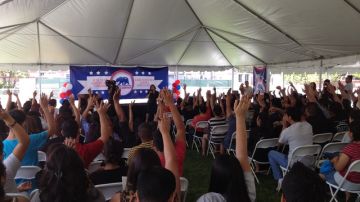 Los jóvenes levantan las manos cuando Angélica Salas, de CHIRLA,  pregunta  quiénes se comprometen a lograr que más latinos voten en las próximas elecciones.