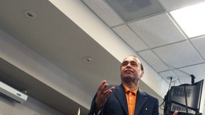 El congresista de Chicago, Luis V. Gutierrez  contestó  preguntas de los presentes sobre el tema de la  'Acción Diferida'.