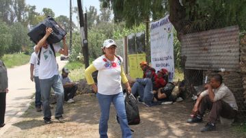 La activista Elvira Arellano en las afueras del Albergue para Migrantes San José en Huehuetoca, México, donde ofrece su ayuda a centroamericanos.