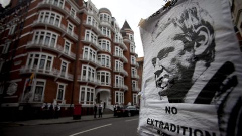 Julian Assange se encuentra refugiado en la embajada ecuatoriana en Londres.