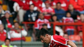 Édgar Benítez deja en el camino al portero Cota para, en tiempo de compensación, anotar el gol del triunfo sobre  Pachuca.