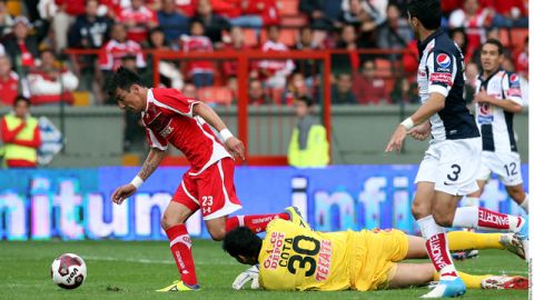Édgar Benítez deja en el camino al portero Cota para, en tiempo de compensación, anotar el gol del triunfo sobre Pachuca.
