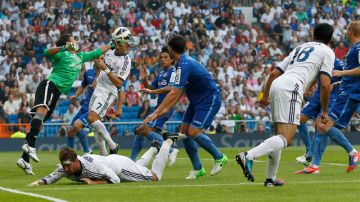 Cristiano Ronaldo, segundo desde la izquierda, no logra cabecear ante la salida del portero del Valencia, Diego Alves, durante el cotejo en el Santiago Bernabéu.