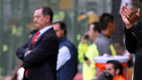 Hugo Sánchez anima a sus pupilos, mientras 'Ojitos' Meza observa.