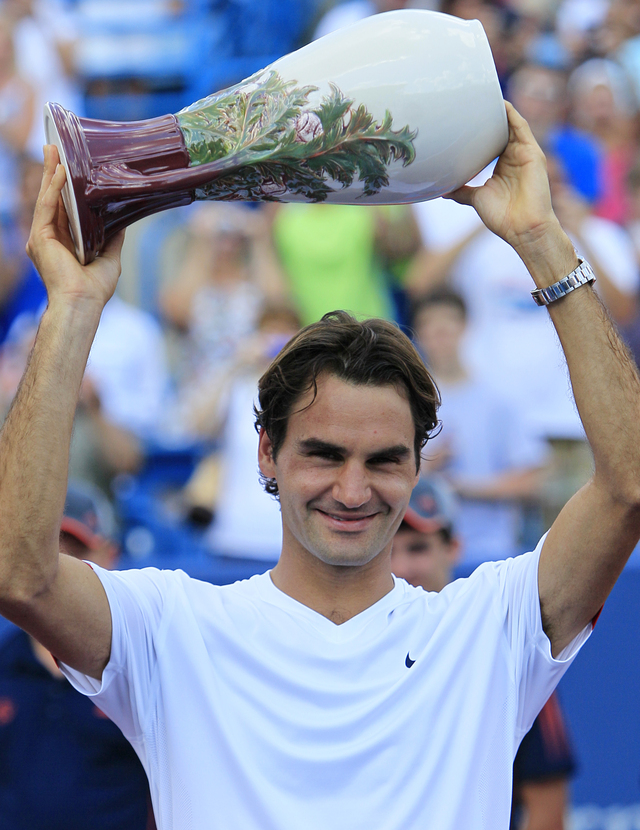 Roger Federer sostiene el trofeo del campeonato de Cincinnati.