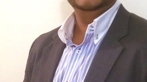 El venezolano Benjamín Sosa  hace negocio dejando sanitarios relucientes.