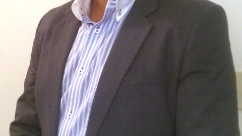 El venezolano Benjamín Sosa hace negocio dejando sanitarios relucientes.