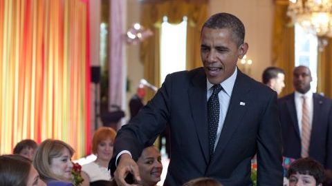 El presidente pidió a los invitados que no dejaran caer nada al suelo porque “Bo”, el perro de la familia Obama, está “a dieta” y “se comerá todo lo que ve”.