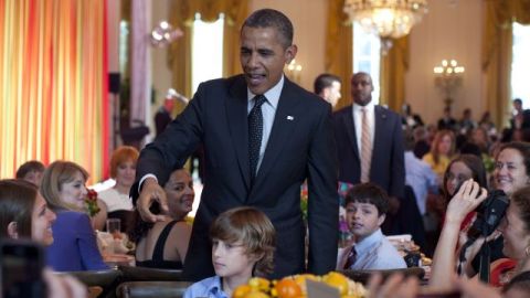 El presidente pidió a los invitados que no dejaran caer nada al suelo porque “Bo”, el perro de la familia Obama, está “a dieta” y “se comerá todo lo que ve”.