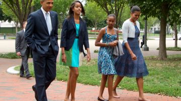 El presidente Barack Obama camina junto a su familia rumbo a una iglesia para asistir al oficio religioso dominical.