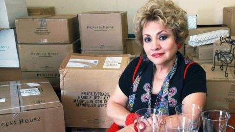 Lillian Melgar vende productos de Princess House.