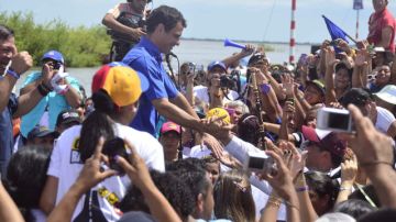 Henrique Capriles Radonski (c), saluda a seguidores sobre una embarcación por el río Orinoco a su llegada a la población de Cariara, estado Bolívar (Venezuela).