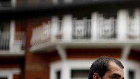 Un manifestante a favor de Assange observa los alrededores de la Embajada de Ecuador, en Londres.