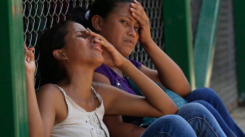 Familiares de los reclusos  lloran en las afueras del penal esperando tener noticias de sus allegados.
