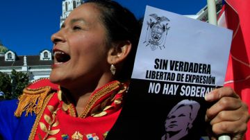 Un manifestante sostiene un cartel con la imagen del fundador de WikiLeaks, Julian Assange, durante una manifestación frente al palacio de gobierno en Quito.