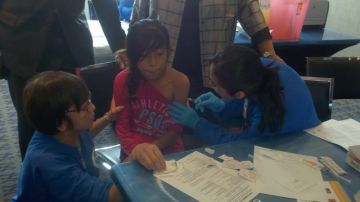 La niña Diana Reynoso, de 10 años, recibe sus vacunas contra la hepatitis A y la difteria en la jornada del año pasado en el estadio de los Yankees.