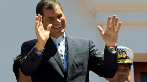 El presidente ecuatoriano Rafael Correa saluda desde un balcón del palacio durante el cambio de Guardia, en Quito.