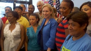 La senadora Kirsten Gillibrand con un grupo de trabajadores en Queens.