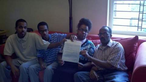 Carlos y Nancy Advíncola, junto a sus hijos Elías, de 19 años, y Esteban, de 20, muestran la orden de desalojo que les envió NYCHA.