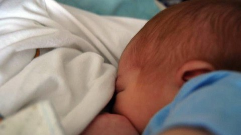 Los profesionales aconsejan la lactancia, pero si tras varios días no se consigue extraer nada de leche, se tendrá que alimentar al bebé con leche de fórmula.
