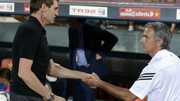Mourinho saludándose con su colega Vilanova antes del silbatazo inicial.