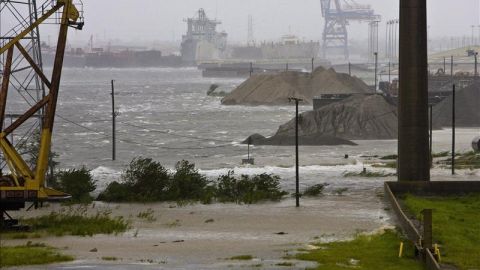 Vista del Canal Industrial, en Nueva Orleans, Louisiana (EEUU) tras el huracán "Katrina", uno de intensificación rápida.