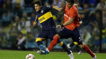 Cristian Chávez (izq.) del Boca Juniors disputa un balón  con Roberto Battion del Independiente durante el encuentro de anoche por la Copa Sudamericana.