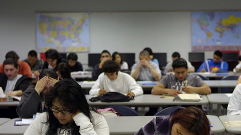 Cada vez menos hispanos abandonan la escuela.