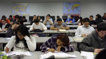 Cada vez menos hispanos abandonan la escuela.