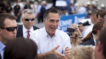 Mitt Romney saluda a varios simpatizantes durante un acto de campaña.